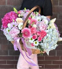 Композиция солнечный день в Щеглово Цветочная композиция из Розы, Хризантемы, Пионы и Лизиантусы в корзине в Щеглово