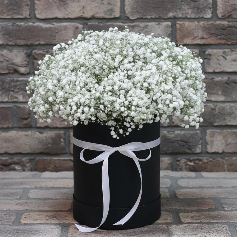 Цветочная композиция из Гипсофила в шляпной коробке в Щеглово