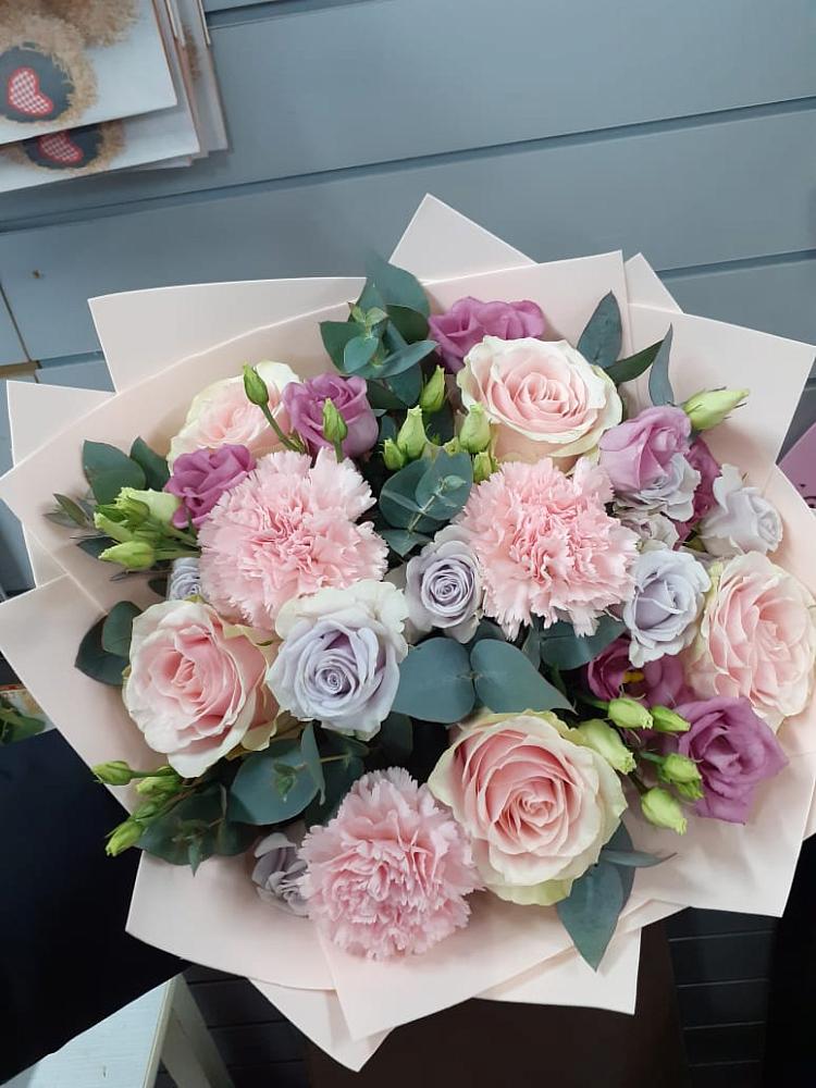 Букет цветов из: Розы, Гвоздики и Лизиантусы в Щеглово